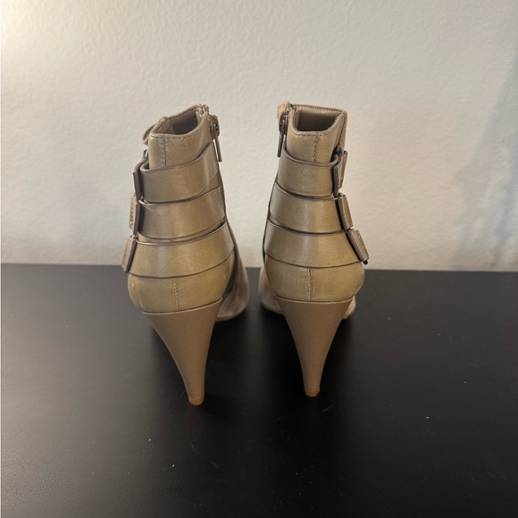 Gianni‎ Bini Women’s Beige Booties Size 5.5 - Picture 4 of 9